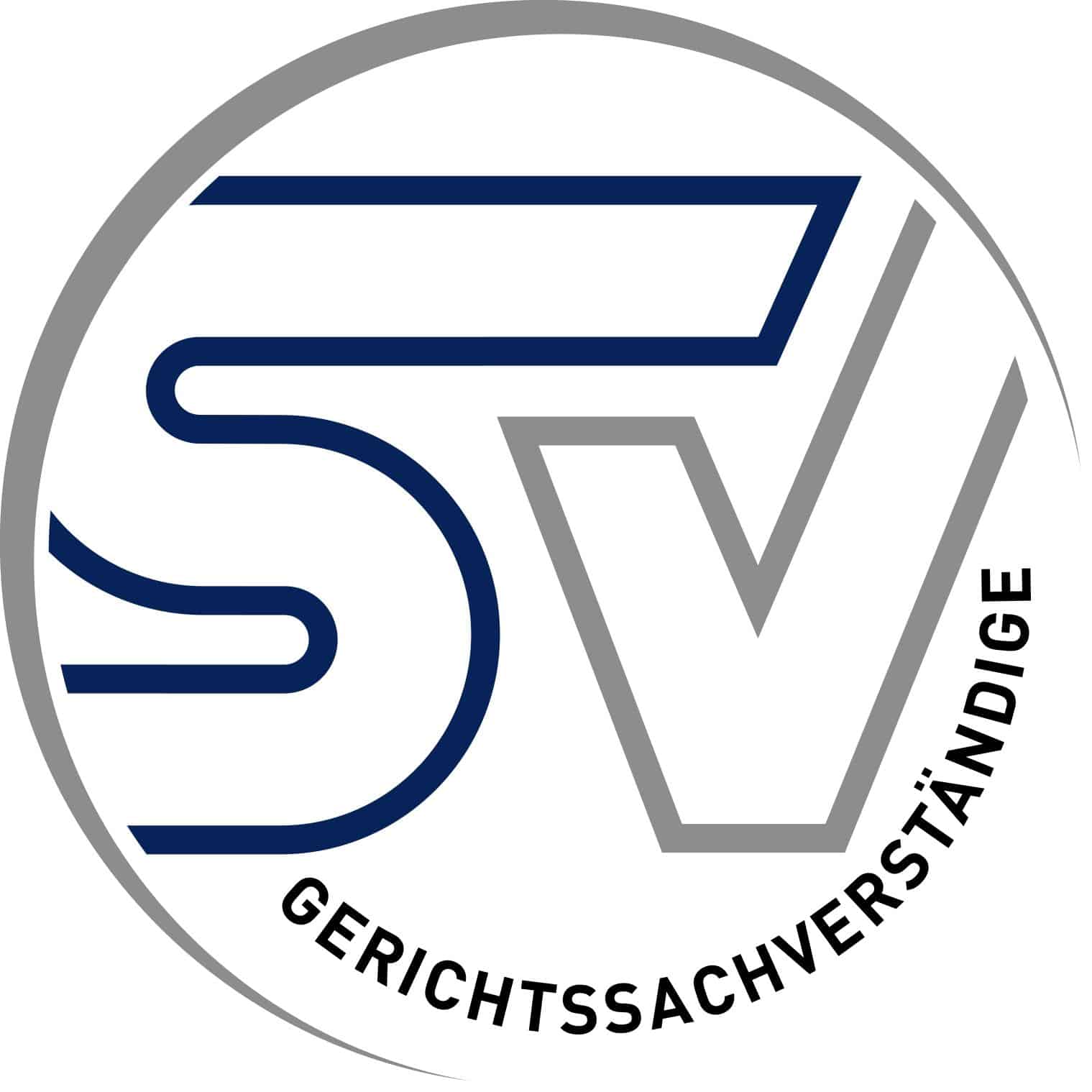 Kreisförmiges Logo mit stilisierten blauen und grauen Buchstaben SV und dem Wort GERICHTSSACHVERSTÄNDIGE, das am unteren Rand geschwungen ist.