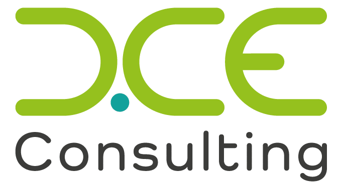 Logo für DCE Consulting mit stilisierten grünen Buchstaben DCE über dem Wort Consulting in grauer Schrift. Ein blaugrüner Punkt erscheint innerhalb des gebogenen Teils des D. Der Hintergrund ist weiß.